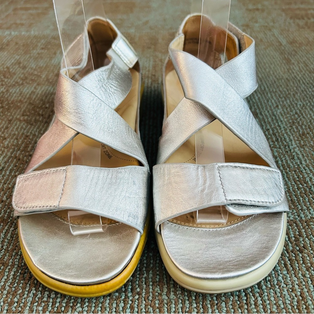 Ziera Silver Metallic Innes Open Toe Adjustable Flat Sandals, size 38 7.5 WIDE - Picture 2 of 11
